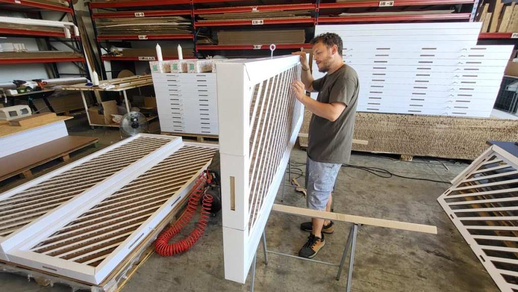 Producción de cercha de cartón para diseño interior sostenible. 