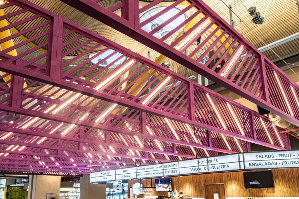 Detalle de diseño interior sostenible para aeropuertos