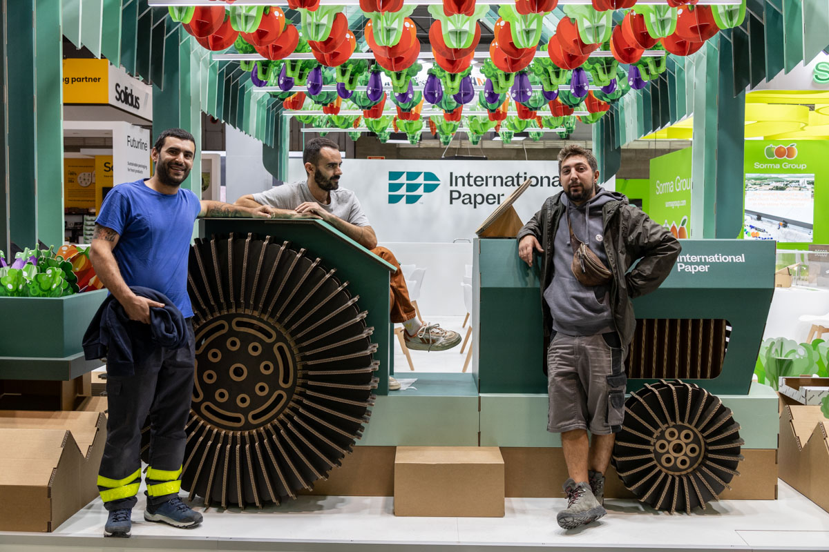 Montadores posando en tractor de cartón