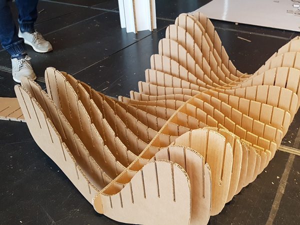 Estructura para mesa del curso Love Cartón