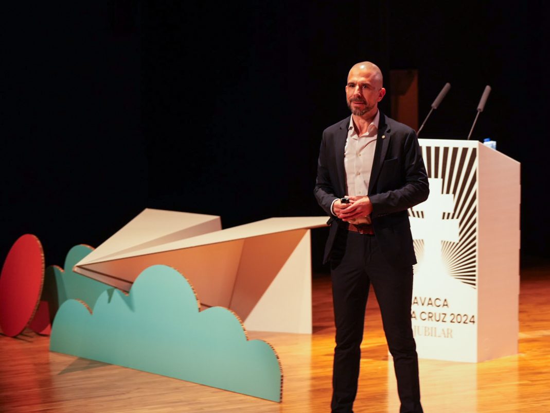 Figura de avión de papel para escenario