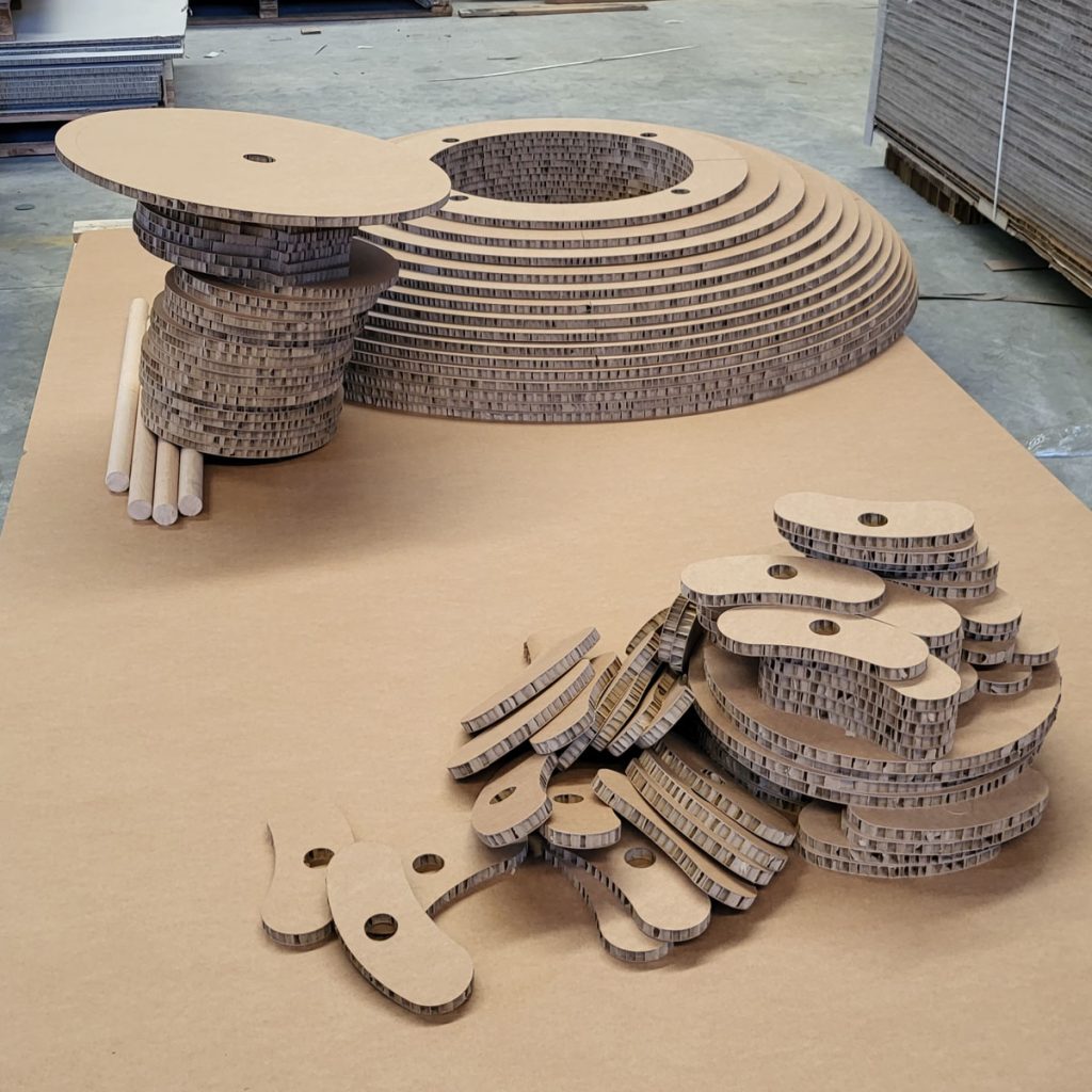 Producción de la mesa de cartón para el stand de Panelpac