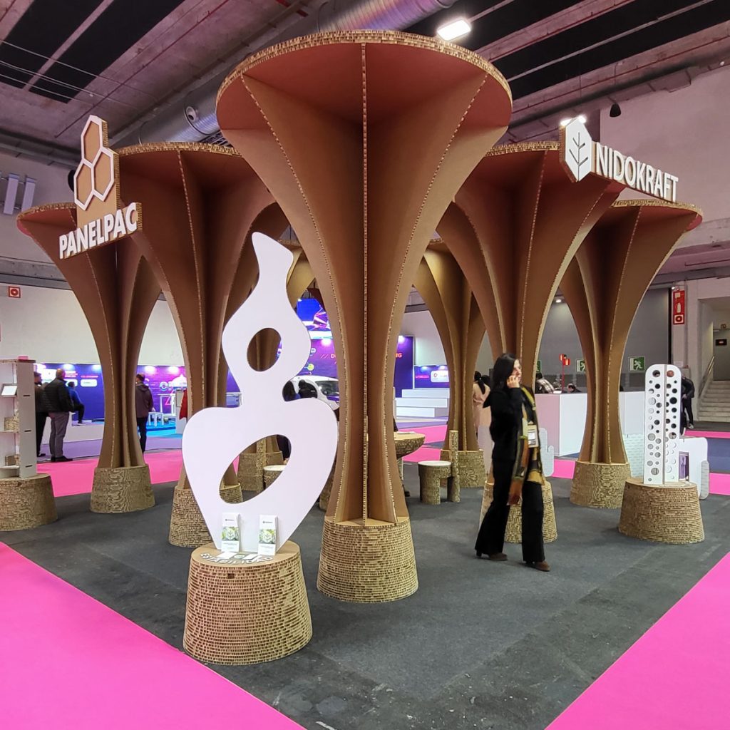 Tótem informativos de cartón en el stand de Panelpac en CPrint