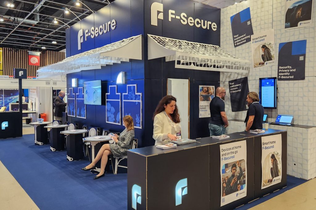 Brasserie parisina en cartón para evento