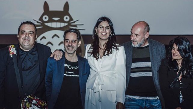 Figura de Totoro como parte de la decoración del escenario del CFEM