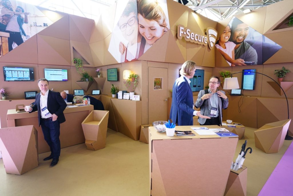 Stand facetado para evento tecnológico