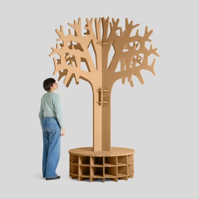 Árbol-banco de cartón Branch - Acabado kraft - Vista con persona