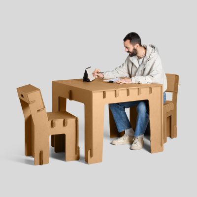 Mesa reuniones y sillas Taray - Acabado kraft - Vista conjunto con persona