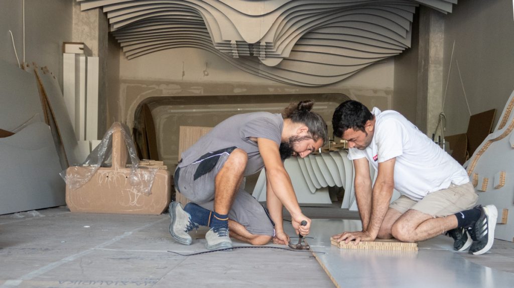 Montaje de interiorismo en cartón para showroom