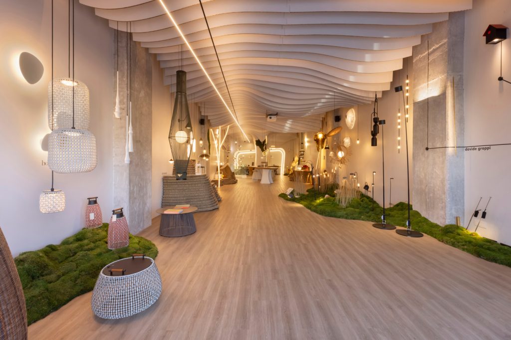 tienda showroom con mobiliario de cartón en Atenas