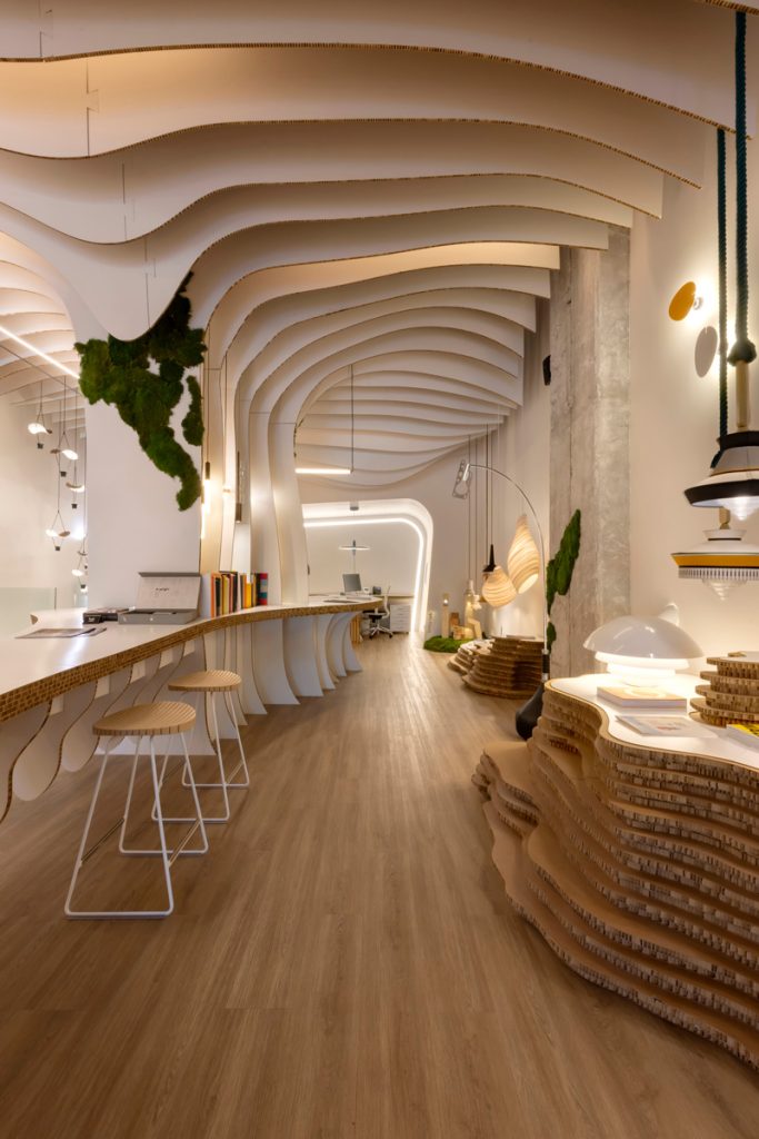 Showroom en Atenas con mobiliario de cartón