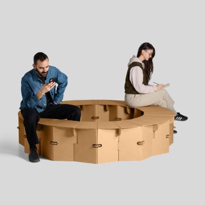 Banco circular mimosa - Acabado kraft - Detalle disposición circular con personas