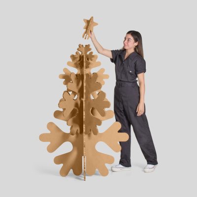 Pack Copos de nieve_árbol - Acabado kraft - Detalle montaje con persona