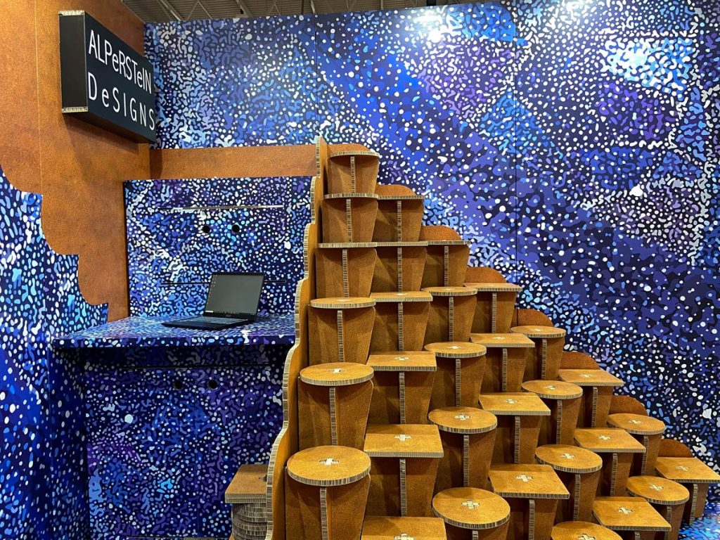 Cajones y mesa ocultos en stand de cartón