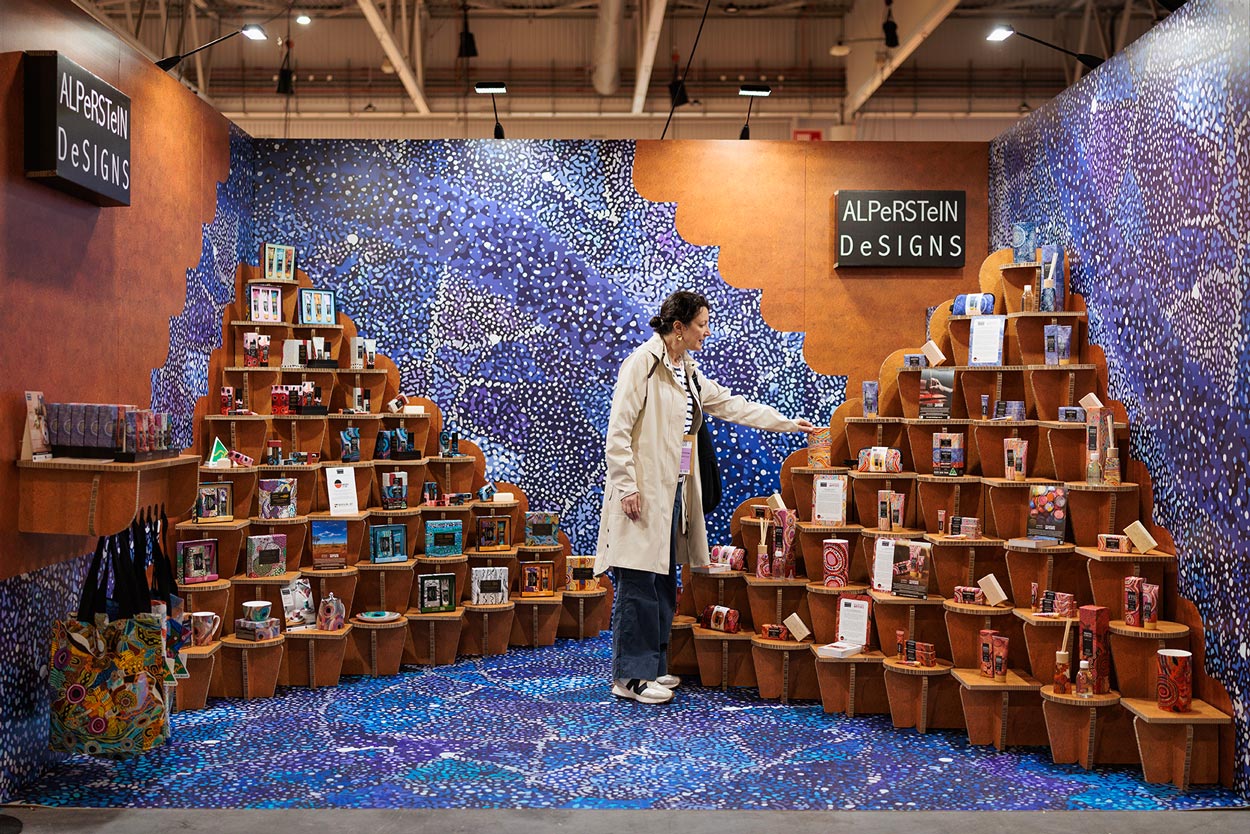 Stand de cartón con persona en Maison et Objet