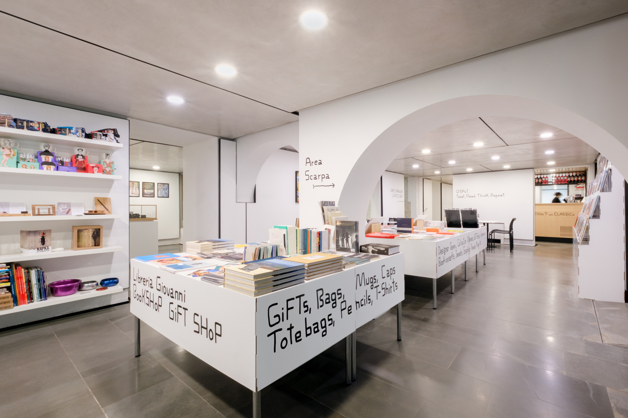 Visión general de la Libreria Tienda Querini con muebles de cartón