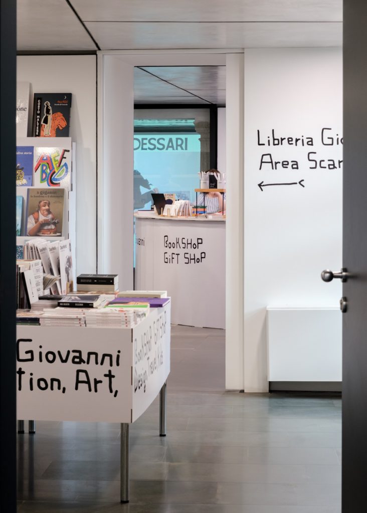 Muebles de cartón para la Libreria Tienda Querini 