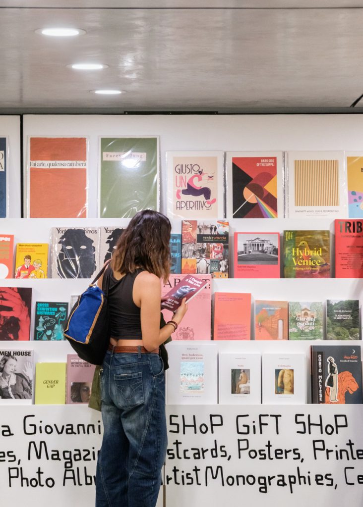 Expositor de libros de cartón en la Libreria Tienda Querini