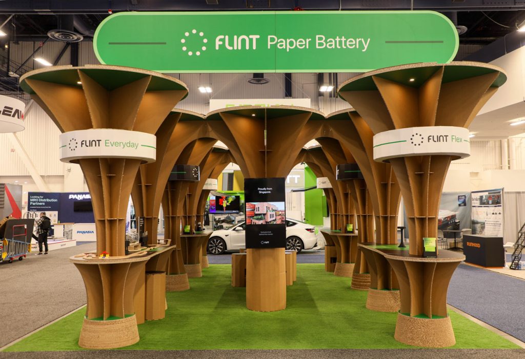 Vista frontal del stand en cartón de FLINT para CES en Las Vegas