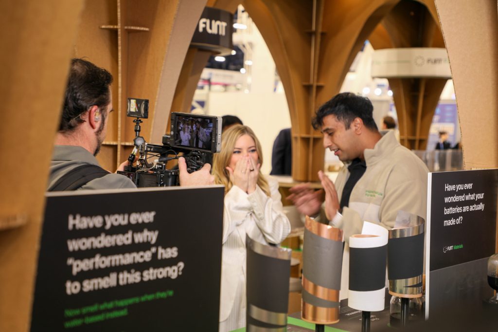 Periodista sorprendida en el stan de cartón FLINT