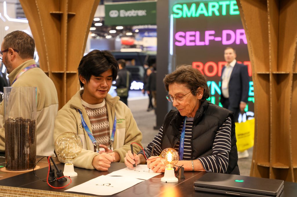 Atendiendo a los clientes en el stand de cartón