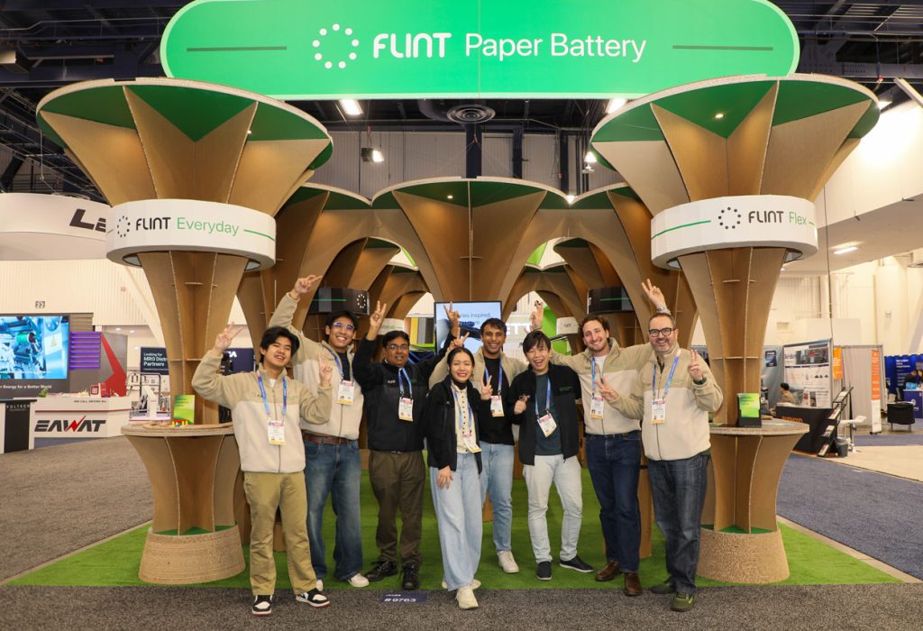 El equipo de Flint posando frente al stand de cartón en CES Las Vegas